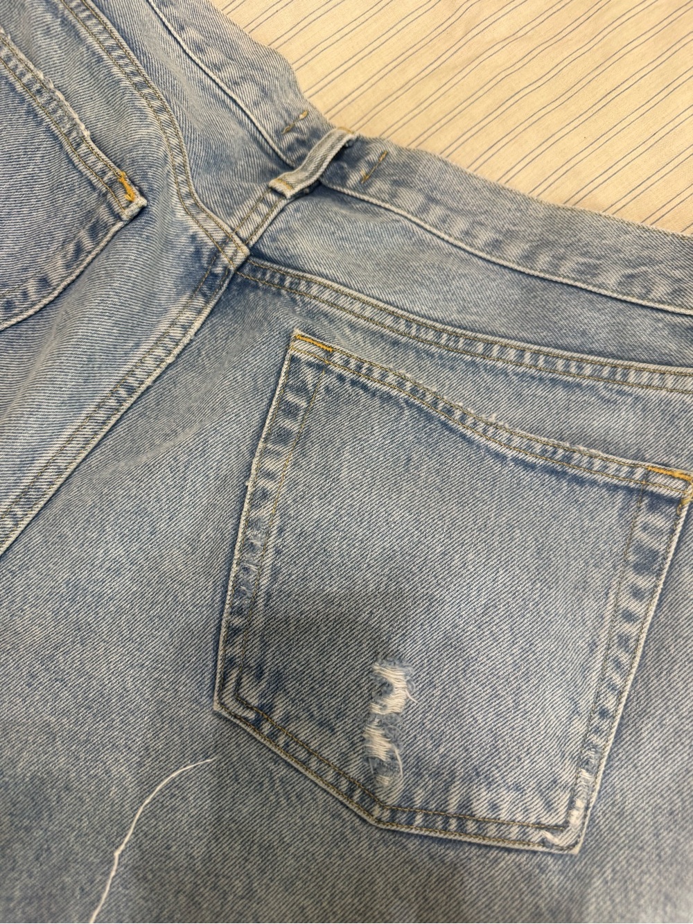 Agolde Parker short in a light distressed color - Picture 10 of 10